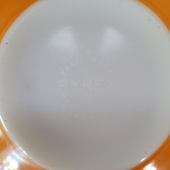 Vintage Pyrex Yellow Daisy Mixing Bowl - Picture 5 of 9